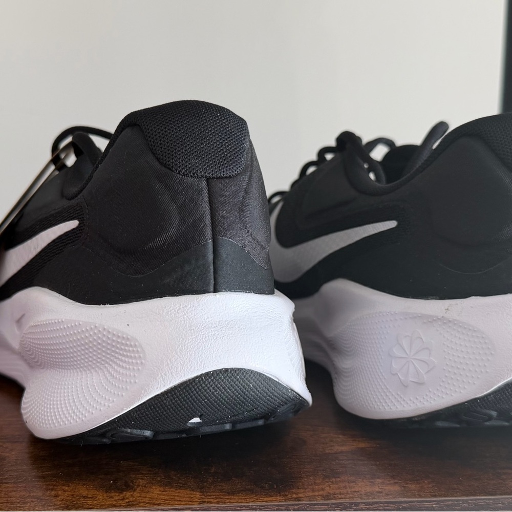 Nike Revolution Men Black and White Athletic Shoes Size 11.5 box No lid #71 - Picture 3 of 12